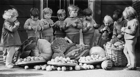 children eating vegetables