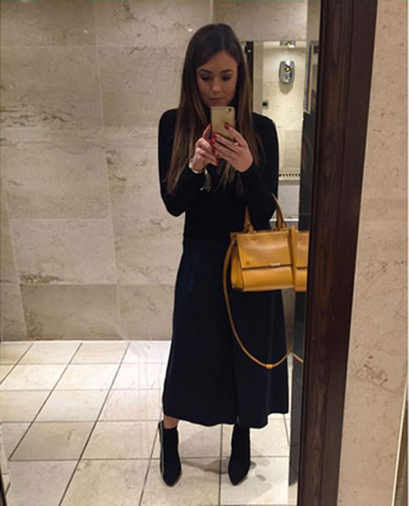 @chloesuzannewalsh's Victoria Beckham bag adds a citrus punch to her all-black outfit