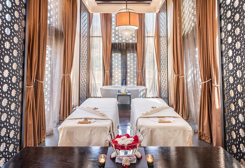 بالصور - فندق ريتز كارلتون رأس الخيمة.. لإجازة فائقة الرقي والفخامة في الإمارات 