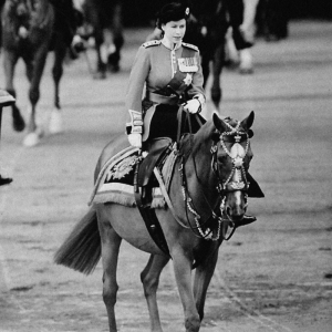 الملكة بزيها الرسمي في Grenadier Guards خلال أول ظهور لها في فرقة Trooping the Colour كملكة في عام 1953.