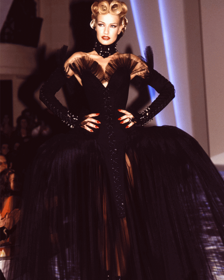 The other iconic Thierry Mugler looks worthy of the red carpet ...