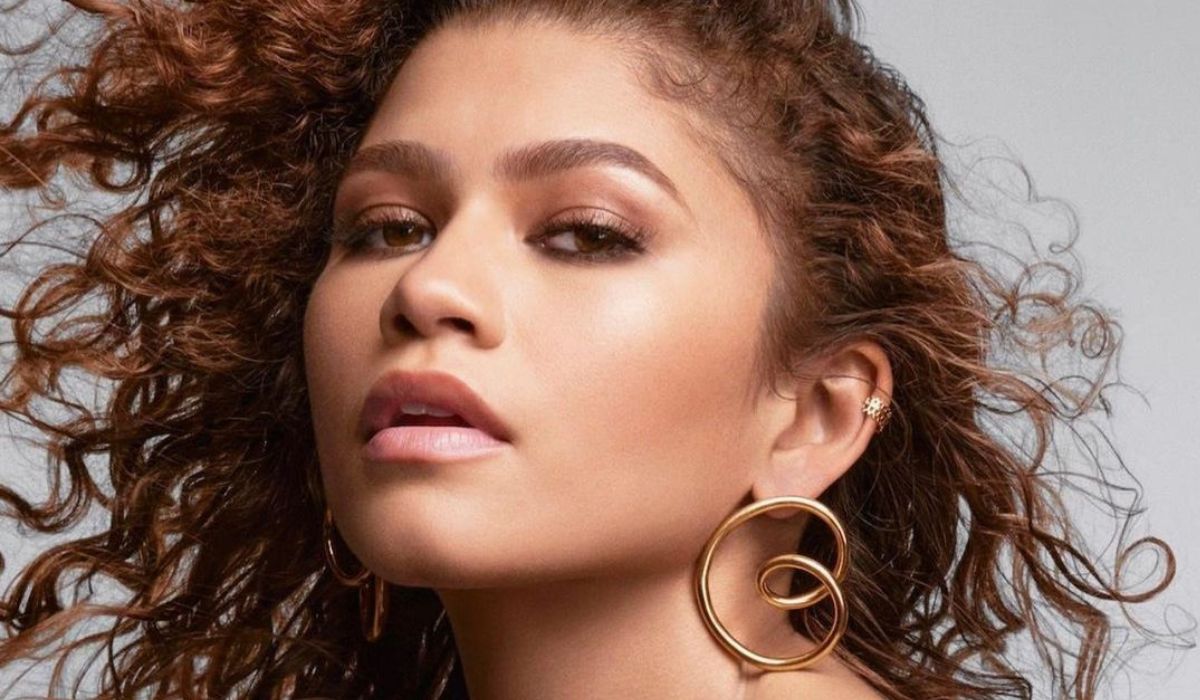 Statement gold chunky jewellery Elevate your party season style