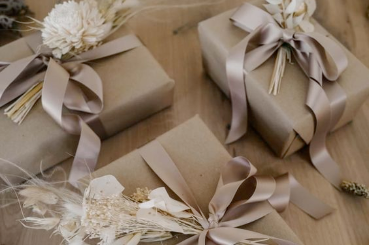 11 minimal items to add to a bridesmaid box for the bride-to-be